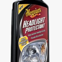 Headlight Protectant de Meguiar’s es un protector solar que actúa como una barrera entre el plástico y los dañinos rayos UV, para ayudar a prolongar la claridad y el brillo de los faros nuevos o restaurados.